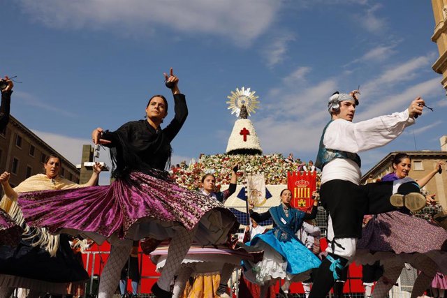 Participantes en la ofrenda de flores a la Virgen del Pilar bailan, en Zaragoza (Aragón/España) a 12 de octubre de 2019.