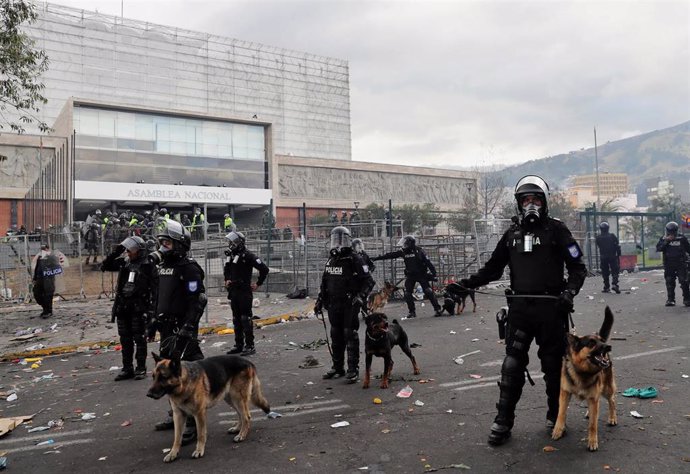 Agentes de Policía frente a la Asamblea Nacional de Ecuador en Quito