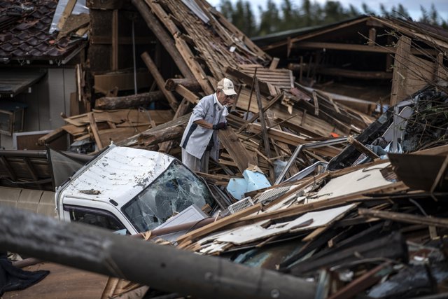 Un hombre cerca de la estación de Shinagawa a medida que el tifón 'Hagibis' se acerca a Tokio