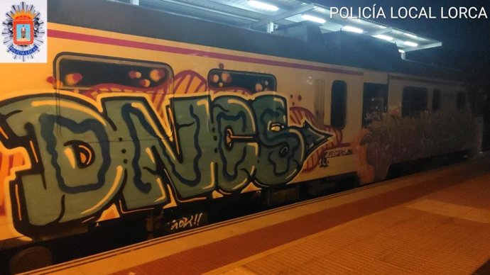 Pintadas en uno de los trenes en Lorca