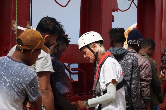 Una trabajadora de MSF atendiendo a los rescatados en el 'Ocean Viking'