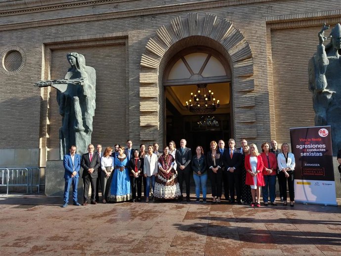 Minuto de silencio en la puerta del Ayuntamiento de Zaragoza contra las agresiones sexuales.