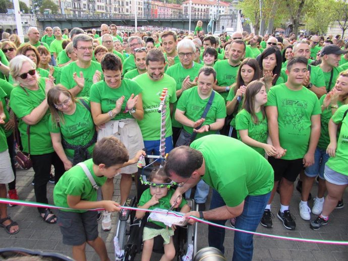 Corte de cinta de la VI Marcha Solidaria de la Fundación Síndrome de Down del País Vasco