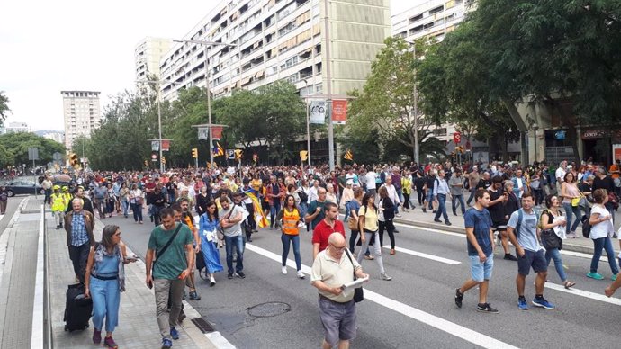 La protesta de l'estació de Sants avana pel carrer Tarragona.
