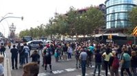La protesta en Barcelona-Sants se convierte en una marcha hasta la plaza Espanya y Gran Via