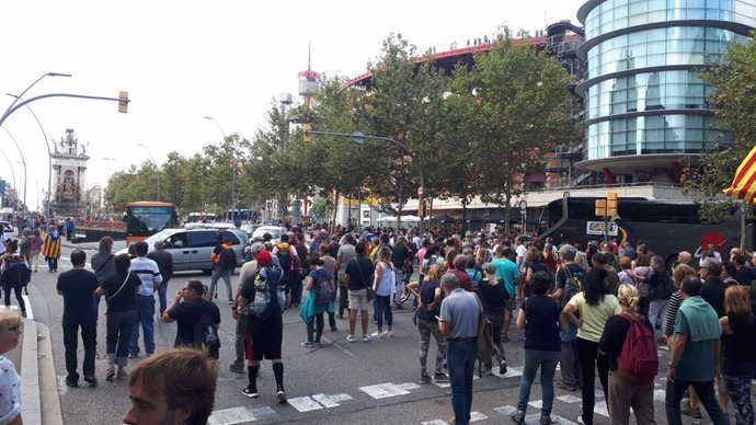 Una protesta en l'estació Barcelona-Sants contra la sentncia del processo independentista es converteix en una marxa fins a la plaa Espanya i Gran Via