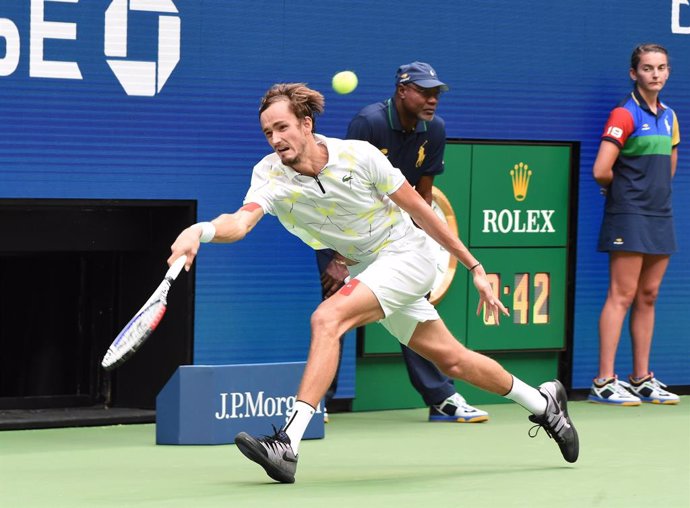 Tenis/Shanghai.- Medvedev destroza a Zverev y conquista Shanghai