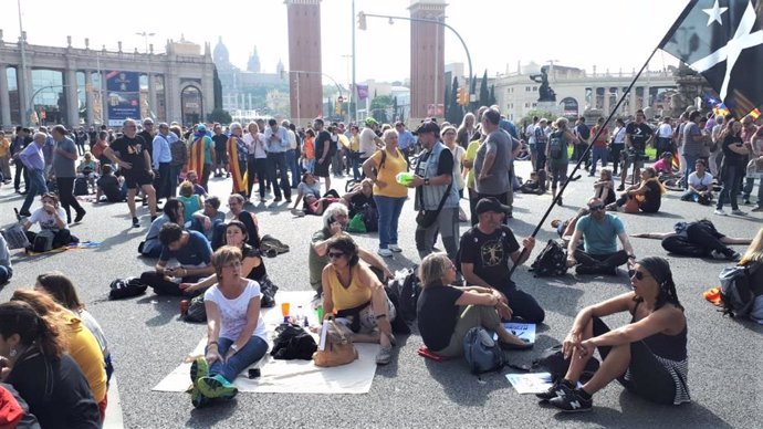 Unos 400 independentistas ocupan la plaza Espanya de Barcelona y algunos hacen un pícnic