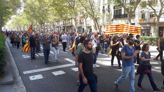 Unos 1.000 independentistas cortan la Gran Via de Barcelona cerca de la plaza Espanya