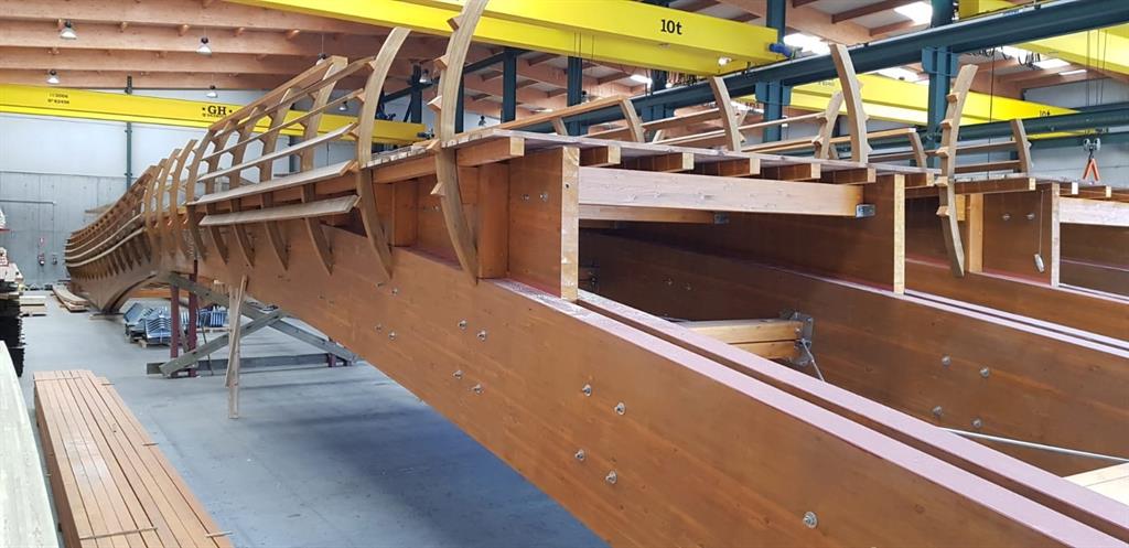 Comienza el ensamblaje de la pasarela de madera que se instalará sobre