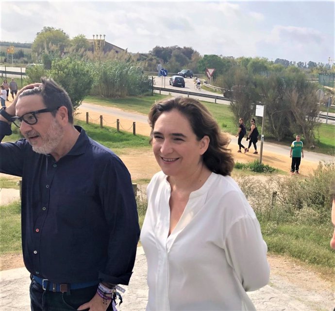 Lluís Mijoler (alcalde de El Prat de Llobregat) y Ada Colau (alcaldesa de Barcelona) presentan propuestas sobre transporte y cambio climático, en el Mirador del Aeropuerto de Barcelona.