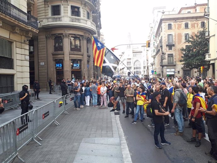 Una marxa independentista a Barcelona s'atura davant la Prefectura de la Policia Nacional.