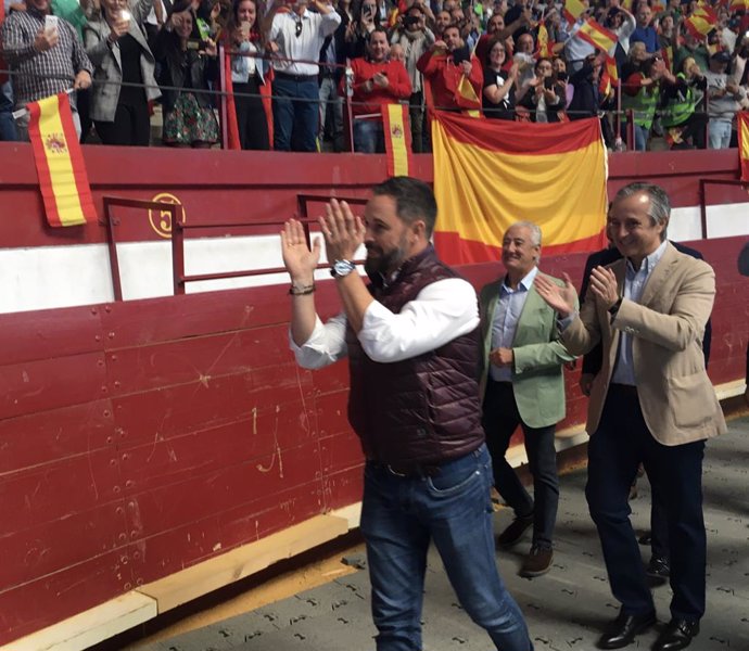 Abascal saluda als simpatitzants avui a Valladolid.