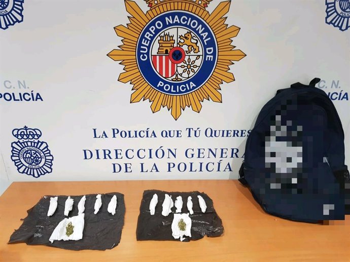Contenido y  mochila del joven detenido el pasado jueves, 10 de octubre, en Palma, por un delito contra la salud pública.