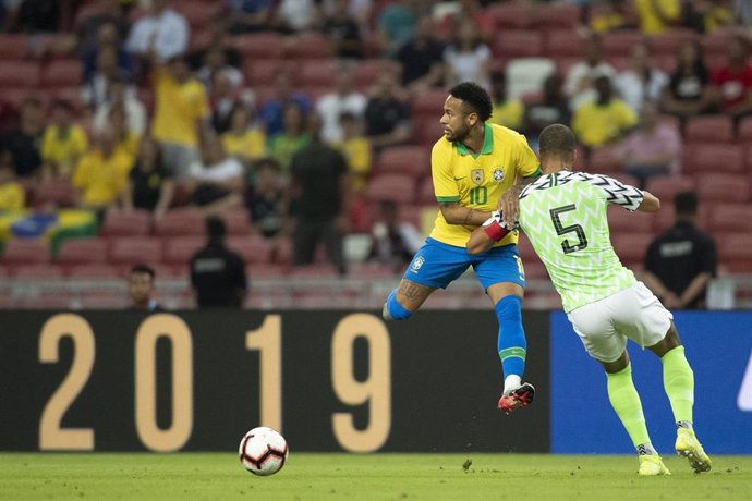 HANDOUT - 13 October 2019, Singapore, Kallang: Brazil's Neymar (L) and Nigeria's William Troost-Ekong battle for the ball during friendly soccer match between Brazil and Nigeria at Singapore National Stadium. Photo: Lucas Figueiredo/Brazilian Football C