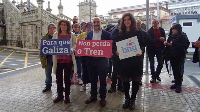 El cabeza de lista del BNG al Congreso por A Coruña, Néstor Rego, y otros miembros del partido.