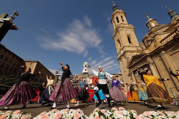 Participantes en la ofrenda de flores a la Virgen del Pilar bailan, en Zaragoza (Aragón/España) a 12 de octubre de 2019.