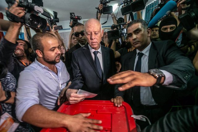 Kais Saied votando en las elecciones de Túnez