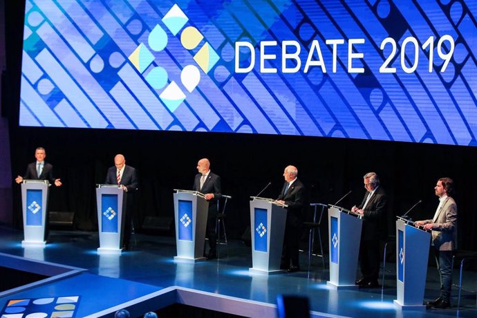 Los canidatos a la Presidencia de Argentina durante el primer debate.