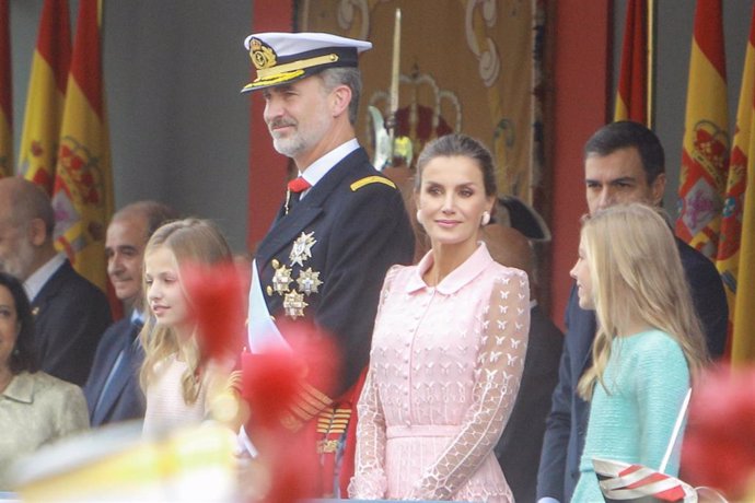 (I-D) La princesa Leonor, el rey Felipe VI, la reina Letizia y la infanta Sofía asisten al desfile del Día de la Fiesta Nacional, en Madrid (España) a 12 de octubre de 2019.