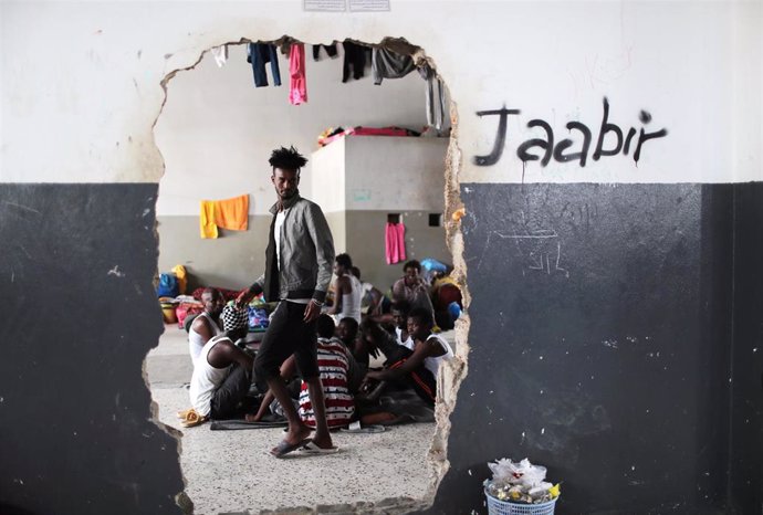 Migrantes en un centro en Trípoli