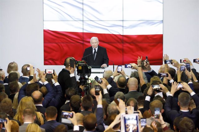 El líder del partido gubernamental de Polonia Ley y Justicia (PiS). Jaroslaw Kaczynski, tras conocer los resultados de las legislativas del domingo
