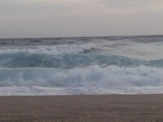 Olas en la playa de la Fabriquilla, en Almería