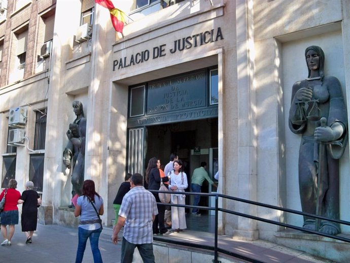 Puerta De Los Juzgados De Murcia