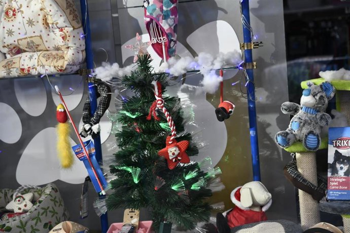 Detalle del escaparte de una tienda que muestra motivos navideños. 