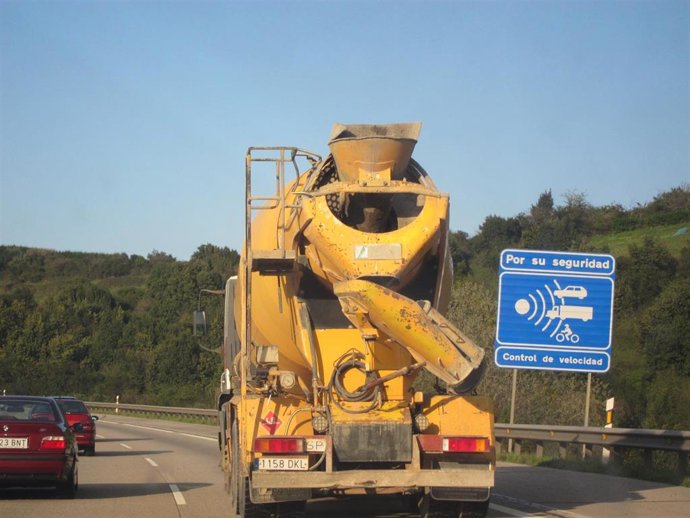 Señal de control de velocidad en la autopista A8, 'Y'.