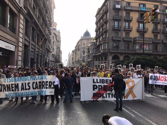 Un centenar de funcionarios cortan la Via Laietana en protesta por el fallo
