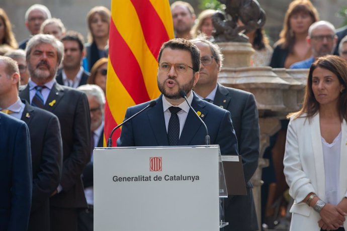 El vicepresident de la Generalitat de Catalunya, Pere Aragons, durant la seva intervenció en l'acte 'Compromís del Primer d'Octubre', al costat d'altres membres del Govern, a Barcelona (Espanya), a 1 d'octubre de 2019.