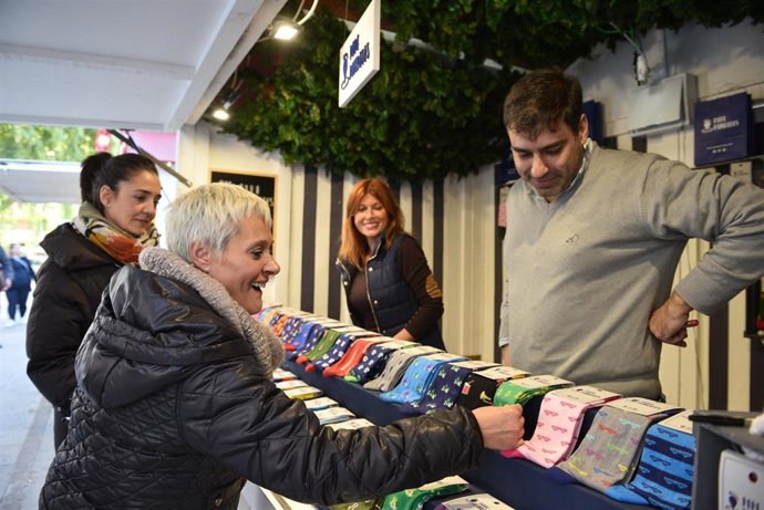 Imagen de archivo de un mercadillo navideño en Sevilla, periodo de incremento de las contrataciones. 