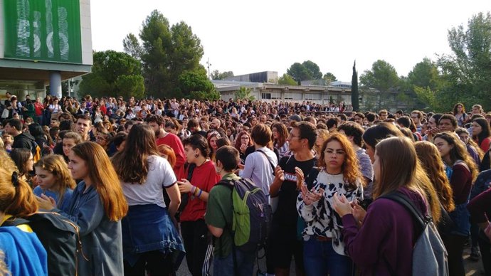 Estudiantes en el Campus de Bellaterra tras conocer el fallo de los presos catalanes