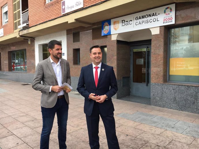 De izquierda a  derecha, David Jurado, concejal de Hacienda, y Daniel de la Rosa, alcalde de Burgos.