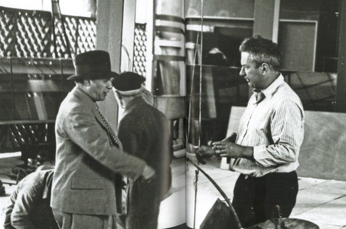 Alexander Calder y Pablo Picasso con Mercury Fountain en el patio del pabellón español de la Exposición Internacional de París, Julio 1937 ,