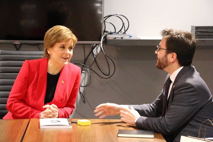 (ARCHIVO) Nicola Sturgeon y Pere Aragons en un encuentro