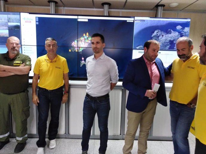 El conseller de Medio Ambiente y Territorio del Govern, Miquel Mir (tercero por la derecha), presenta los datos de la temporada de incendios forestales en Baleares durante 2019.