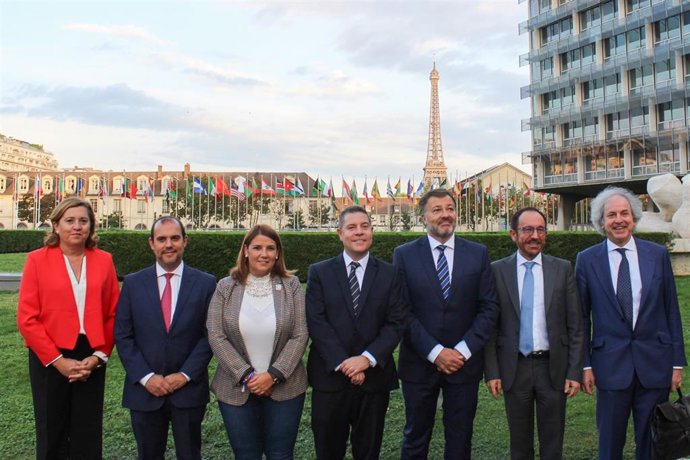 El presidente de C-LM, Emiliano García-Page; el presidente de las Cortes, Pablo Bellido; la consejera de Economía, Empresas y Empleo, Rosa Ana Rodríguez; la alcaldesa de Talavera, Tita García, y el alcalde de Cuenca, Darío Dolz, en la Unesco en París
