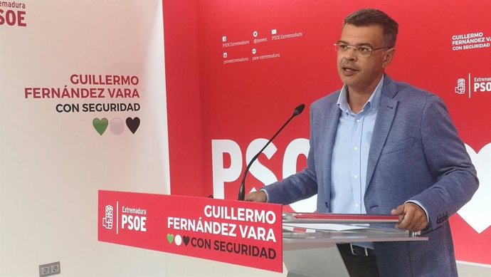 El portavoz del PSOE extremeño, Juan Antonio González, en rueda de prensa para valorar la sentencia del 'procés'