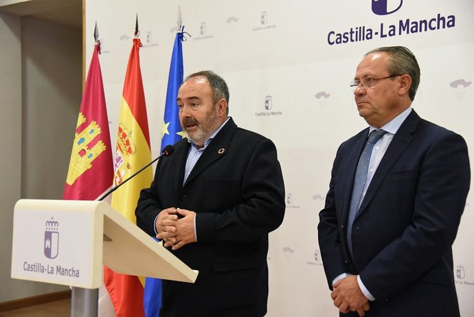 El secretario regional de UGT, Carlos Pedrosa, y el consejero de Hacienca, Juan Alfonso Ruiz Molina, en rueda de prensa.