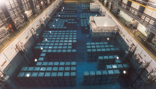Piscina de almacenamiento de residuos nucleares de La Hague (Francia).