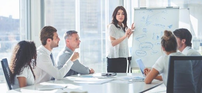 Trabajadores de una empresa durante una reunión