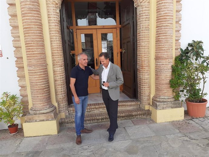 El vicepresidente de Diputación, José María Román, con el alcalde de Villaluenga