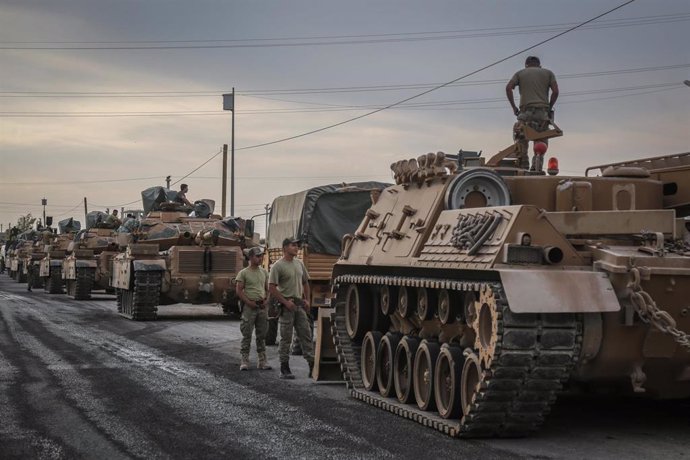 Soldados y vehículos militares turcos esperan para entrar en Siria