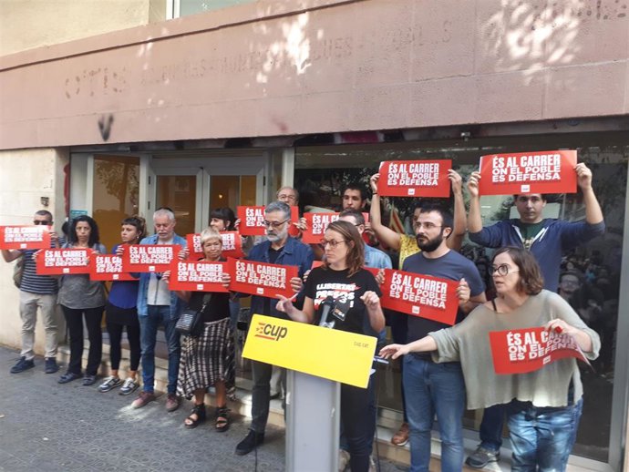 La candidata de la CUP al Congreso, Mireia Vehí, y otros miembros de la CUP tras la sentencia