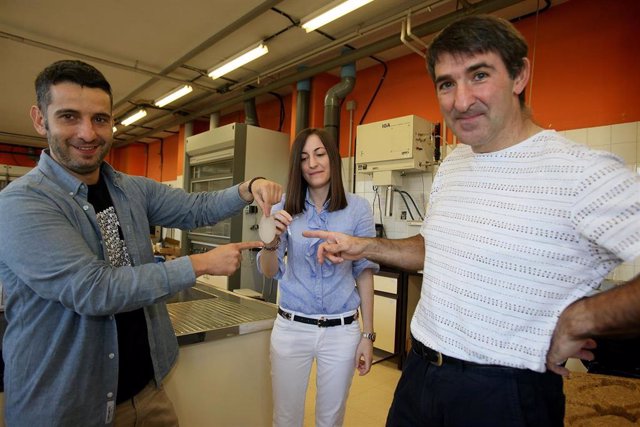 Los investigadores Haritz Sardón, Ainara Sangroniz y Agustin Etxeberria, de la Facultad de Química de la UPV/EHU