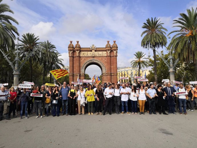 Un miler de persones es concentra davant del TSJC per la sentncia