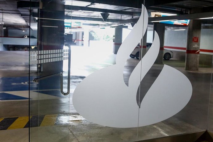 Imagen del logo del Banco Santander en la Ciudad Grupo Santander (Comunidad de Madrid).