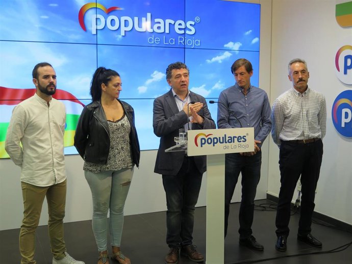 El diputado 'popular' Carlos Cuevas ha comparecido junto a la alcaldesa de Galilea; el alcalde de Robres del Castillo; el alcalde de Santa Engracia del Jubera; y el portavoz del Grupo Municipal del Partido Popular en Villamediana